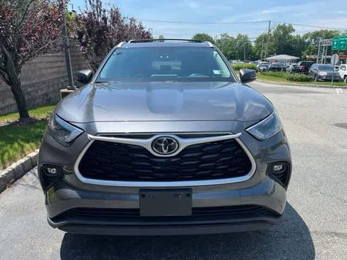 Used 2022 Toyota Highlander XLE AWD/4WD image 2