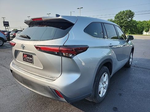 Used 2024 Toyota Highlander LE image 3