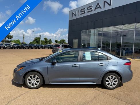 Used 2025 Toyota Corolla LE FWD image 2