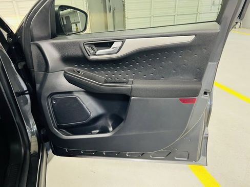 Used 2020 Ford Escape SE image 32