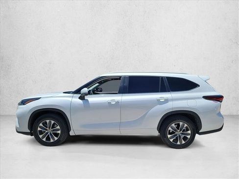 Used 2024 Toyota Highlander XLE FWD image 7