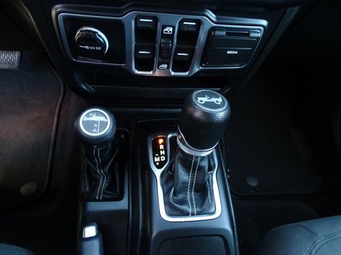 Used 2018 Jeep Wrangler Unlimited Sahara image 25