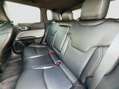 Used 2023 Jeep Compass Latitude AWD/4WD image 19