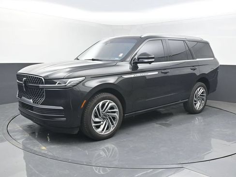 Used 2025 Lincoln Navigator Reserve AWD/4WD image 2