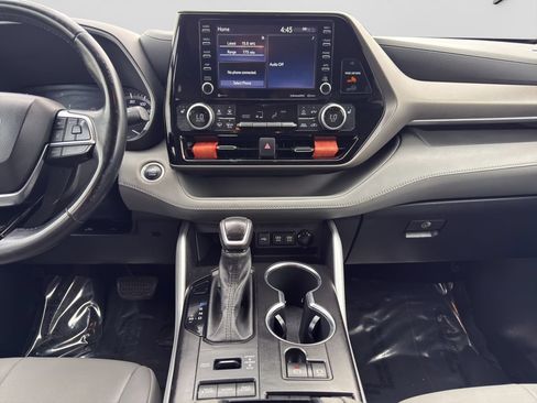Used 2021 Toyota Highlander XLE AWD/4WD image 19