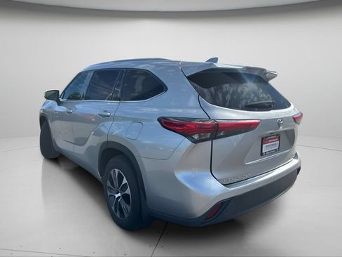 Used 2022 Toyota Highlander XLE AWD/4WD image 13