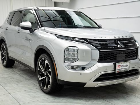 New 2025 Mitsubishi Outlander SE image 4