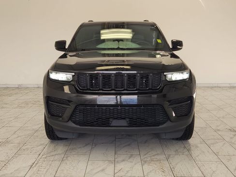 Used 2023 Jeep Grand Cherokee Altitude AWD/4WD image 2