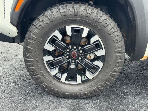 Used 2022 Nissan Frontier PRO-4X w/ Technology Package image 9