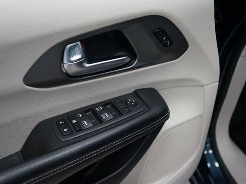 Used 2022 Chrysler Pacifica Touring-L image 24