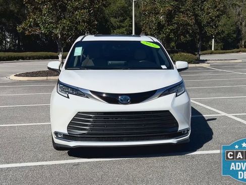 Used 2024 Toyota Sienna Limited image 3