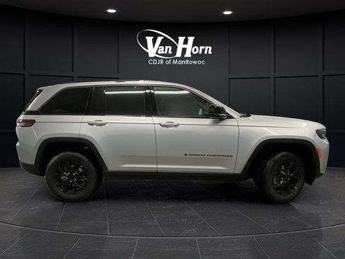 New 2026 Jeep Grand Cherokee Laredo image 2