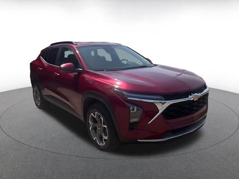 Used 2025 Chevrolet Trax LT image 3
