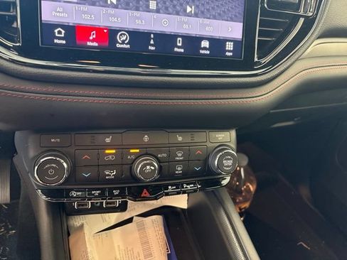 Used 2025 Dodge Durango GT AWD/4WD image 35
