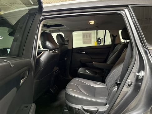 Used 2024 Toyota Highlander XLE image 23