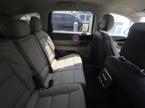 Used 2025 Lincoln Nautilus Premier AWD/4WD image 18