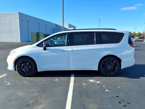 New 2026 Chrysler Pacifica Select w/ S Appearance Package image 3