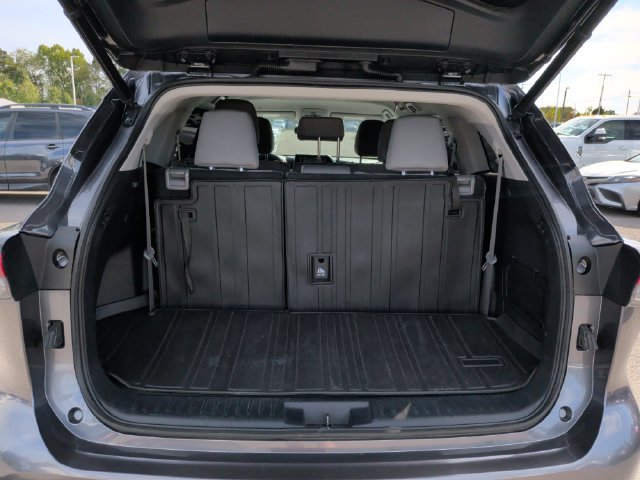 Used 2022 Toyota Highlander LE FWD image 31