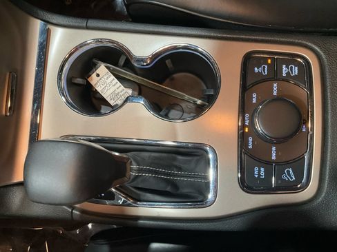 Used 2016 Jeep Grand Cherokee Overland w/ Advanced Technology Group AWD/4WD image 28