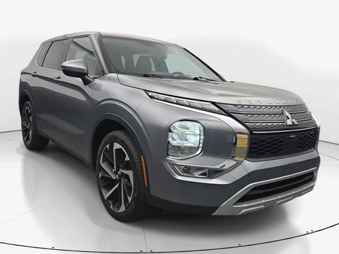Used 2024 Mitsubishi Outlander SE image 1