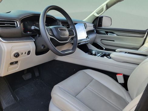 Used 2023 Jeep Wagoneer Series III w/ Preferred Equipment Group RWD image 17