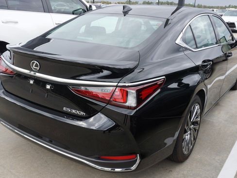 Certified 2025 Lexus ES 300h Ultra Luxury image 3