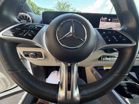 Used 2025 Mercedes-Benz GLB 250 4MATIC w/ Exclusive Package image 25