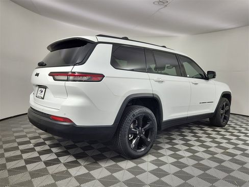 Used 2023 Jeep Grand Cherokee L Laredo image 5