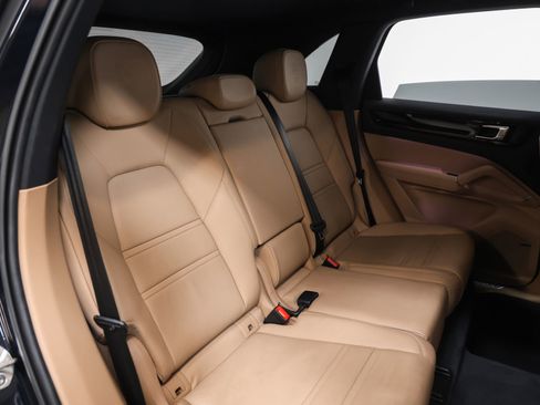 Certified 2023 Porsche Cayenne AWD/4WD image 24