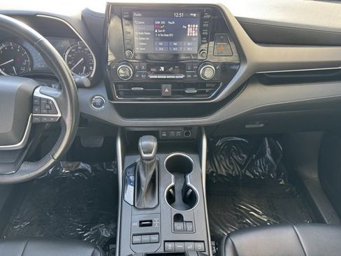 Certified 2022 Toyota Highlander XLE image 2