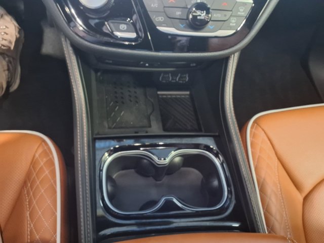 Used 2025 Chrysler Pacifica Pinnacle AWD/4WD image 17