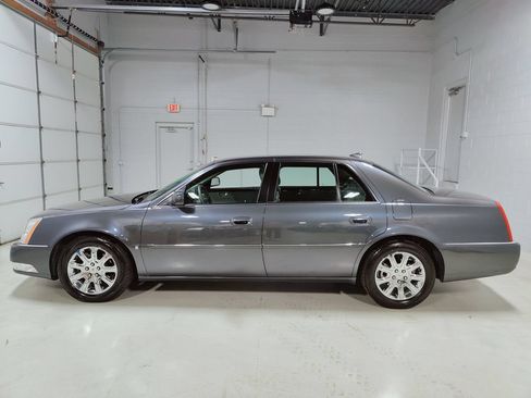 Used 2009 Cadillac DTS w/ Trunk Convenience Package FWD image 22