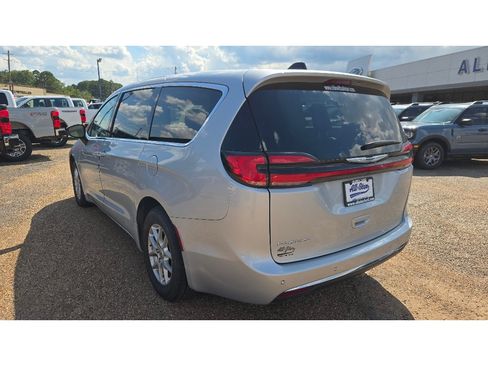 Used 2024 Chrysler Pacifica Touring-L FWD image 4