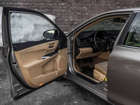 Used 2015 Toyota Camry LE image 23