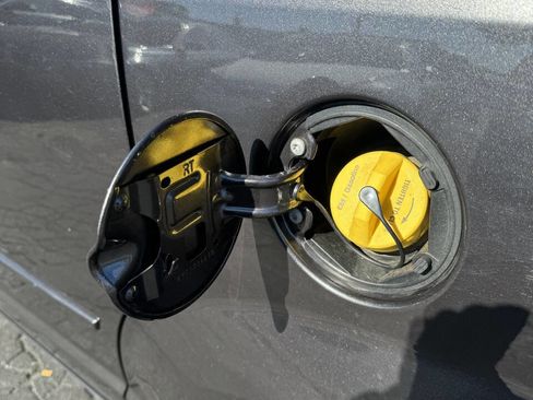 Used 2017 Dodge Grand Caravan SXT image 18