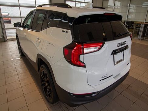 Used 2022 GMC Terrain SLE w/ Driver Convenience Package image 5