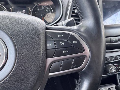 Used 2019 Jeep Cherokee Latitude Plus w/ Cold Weather Group image 12