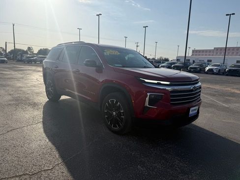 Used 2024 Chevrolet Traverse LT w/ Enhanced Driving Package AWD/4WD image 3