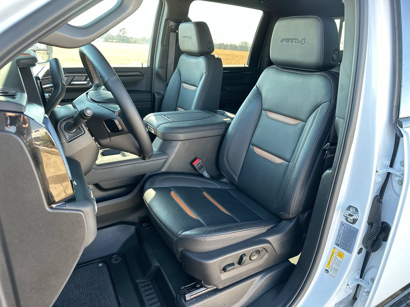 Used 2025 GMC Sierra 3500 AT4 w/ AT4 Preferred Package AWD/4WD image 11