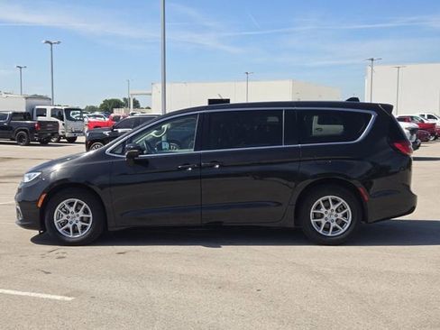 Used 2023 Chrysler Pacifica Touring-L FWD image 4