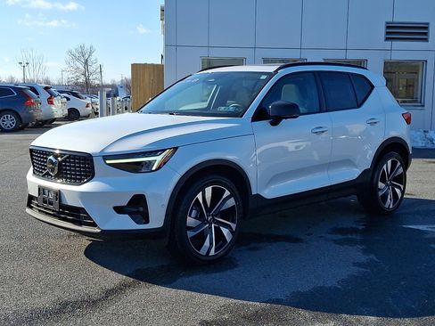 Used 2023 Volvo XC40 B5 Plus w/ Driver Assist Package image 3