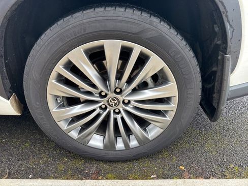 Used 2021 Toyota Highlander Platinum image 11