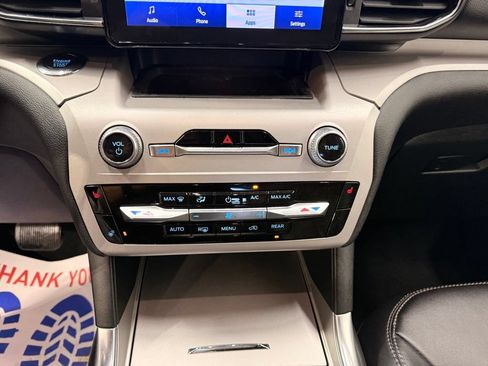 Used 2023 Ford Explorer XLT w/ Equipment Group 202A AWD/4WD image 18