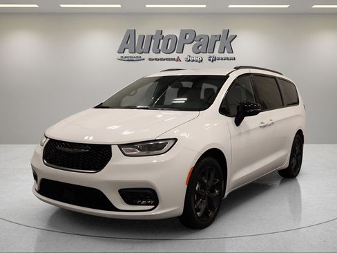 New 2026 Chrysler Pacifica Select w/ S Appearance Package FWD image 4