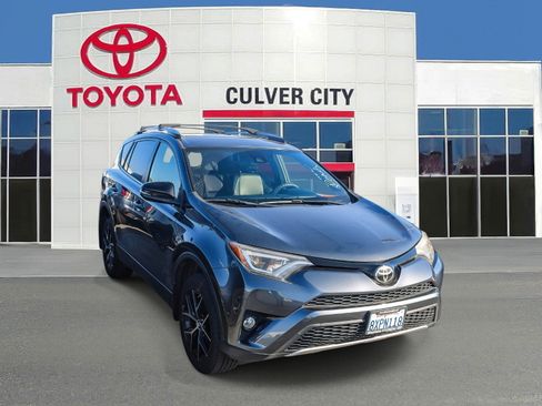 Used 2018 Toyota RAV4 SE FWD image 1