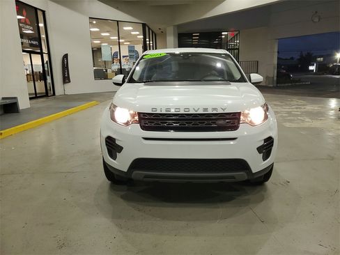 Used 2018 Land Rover Discovery Sport SE image 2