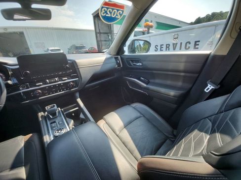 Used 2023 Nissan Pathfinder Platinum image 12