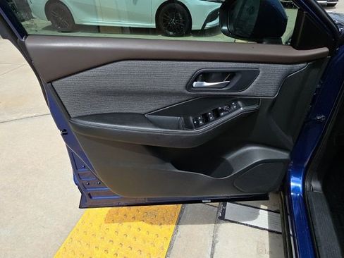 Used 2023 Nissan Rogue SV image 11