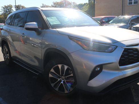 Used 2022 Toyota Highlander XLE image 3