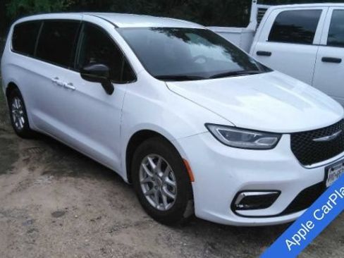 Used 2025 Chrysler Pacifica Select FWD image 3